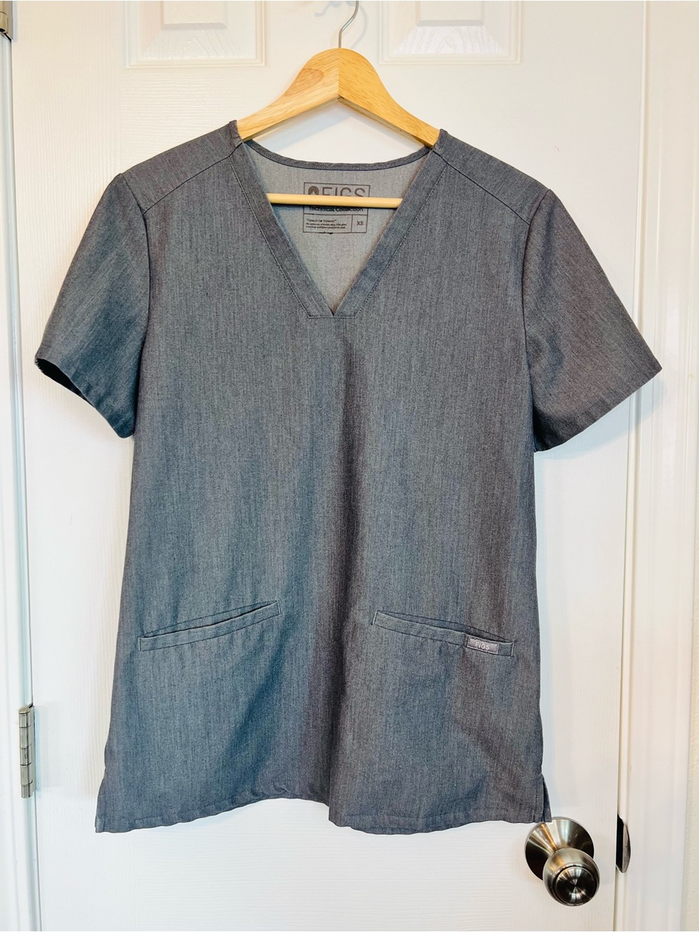 Figs Gray V-Neck Medical Scrub Top XS Like New